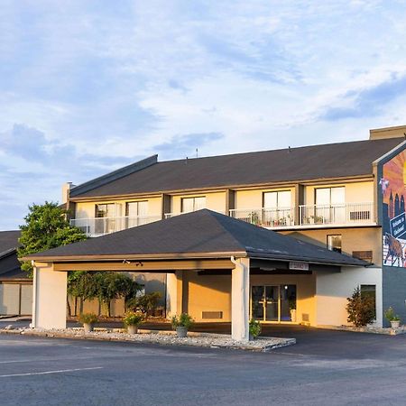 Days Inn By Wyndham Cincinnati East Cherry Grove Exterior photo