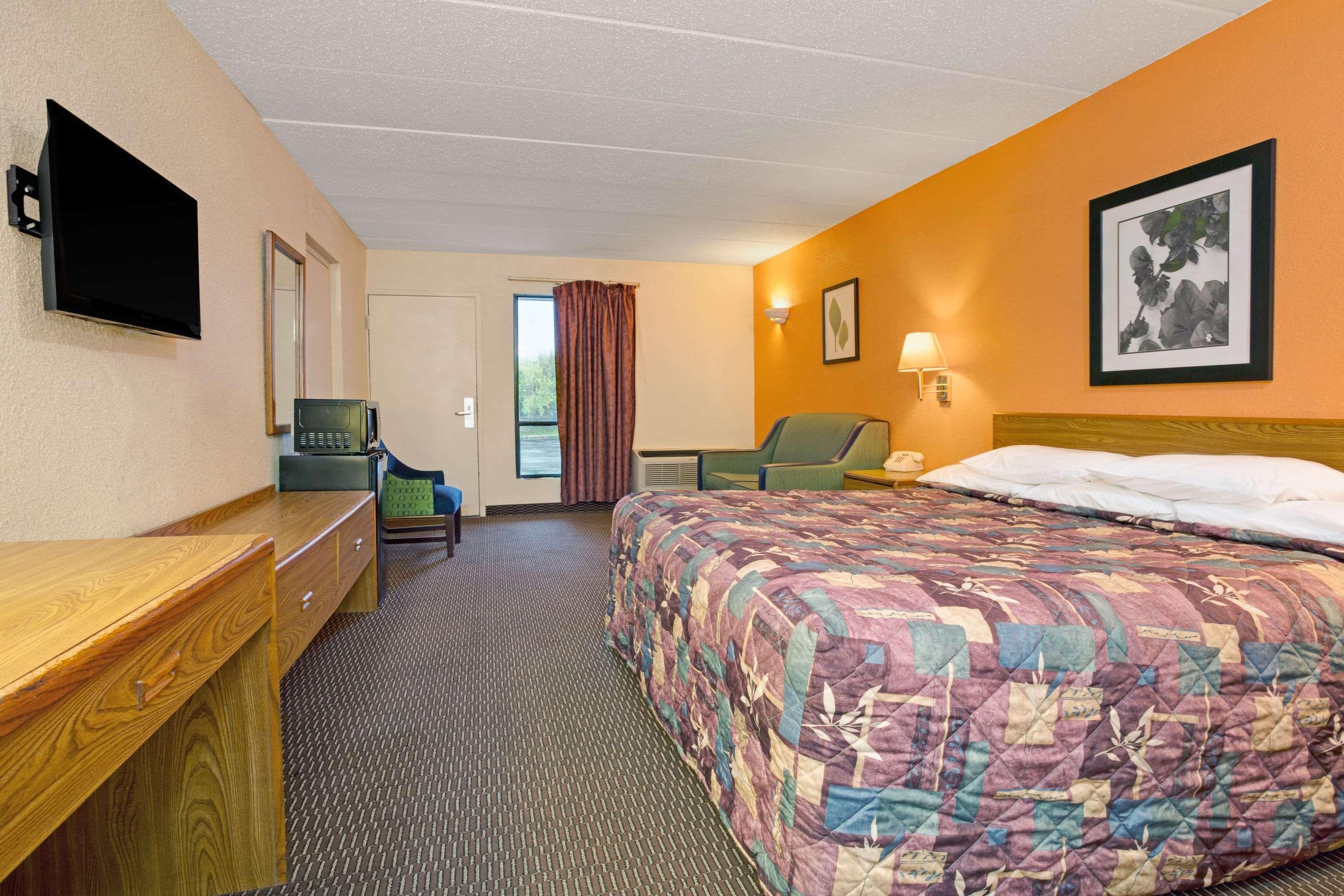 Days Inn By Wyndham Cincinnati East Cherry Grove Exterior photo